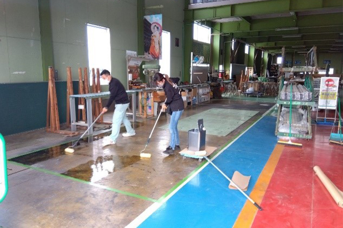 工場床の塗装風景